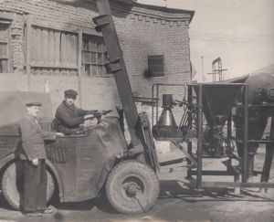 Фотография рабочих с погрузчиком ЛАЗ-4000 ― Сержант